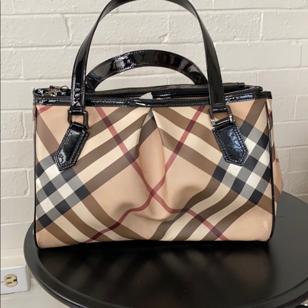 Burberry double zip shopper with black patent trim